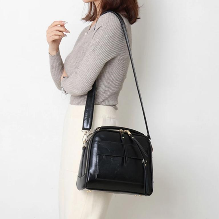 Black leather shoulder bag with double pocket compartment